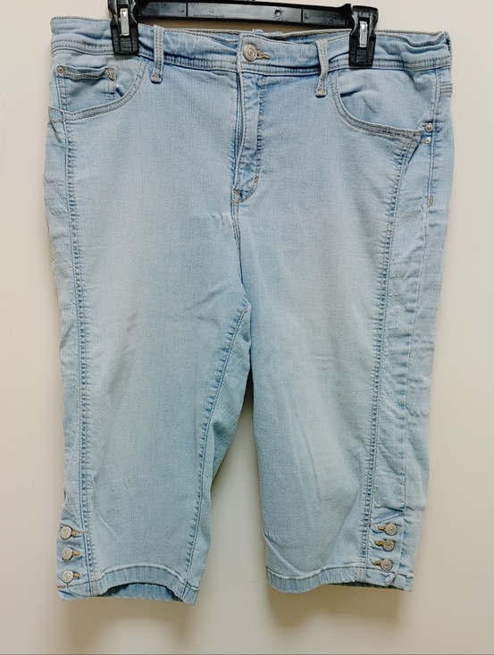Gloria Vanderbilt Pants - Gloria Vanderbilt Light Blue Denim Capris Women's Size 14 with Button Tab Hem